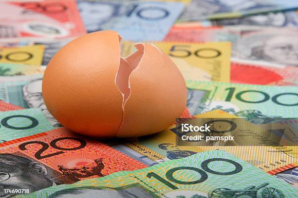 Złamana Gniazdować Jajko Na Australian Pieniądze Uwagi Waluta - zdjęcia stockowe i więcej obrazów Australia