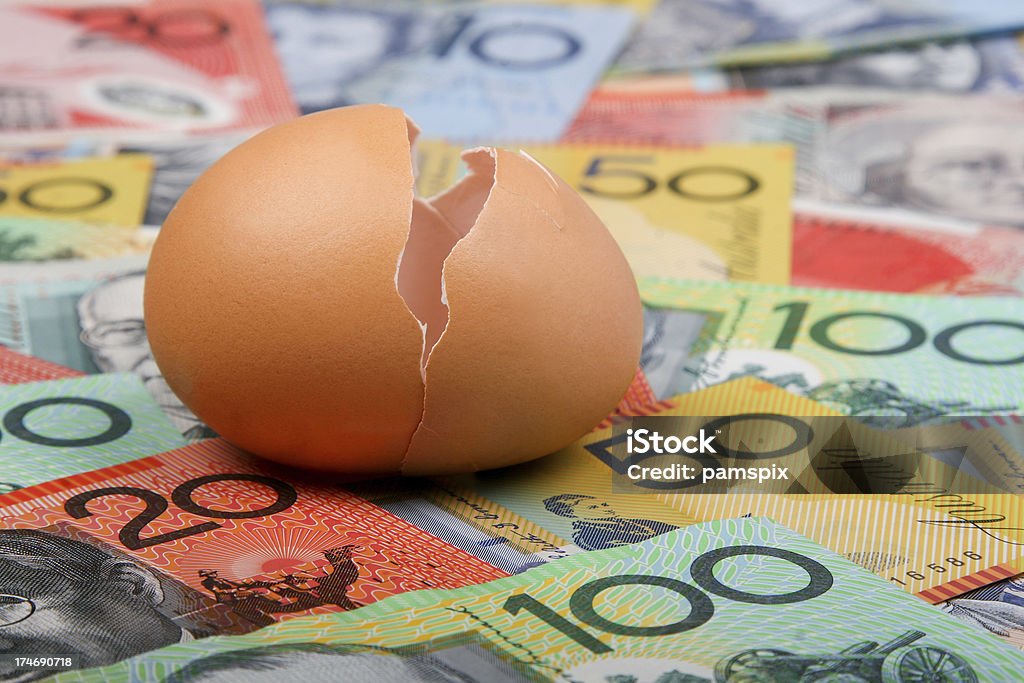 Сломанный Яйцо гнезда на Австралийской деньги отмечает валюта - Стоковые фото Австралия - Австралазия роялти-фри