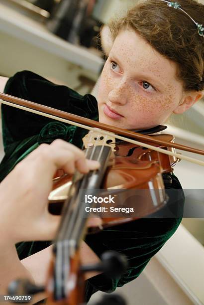Jovem Violinista - Fotografias de stock e mais imagens de Adolescente - Adolescente, Aprender, Arte, Cultura e Espetáculo