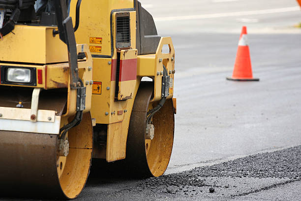 schiacciasassi al lavoro - contracting asphalt steamroller construction foto e immagini stock