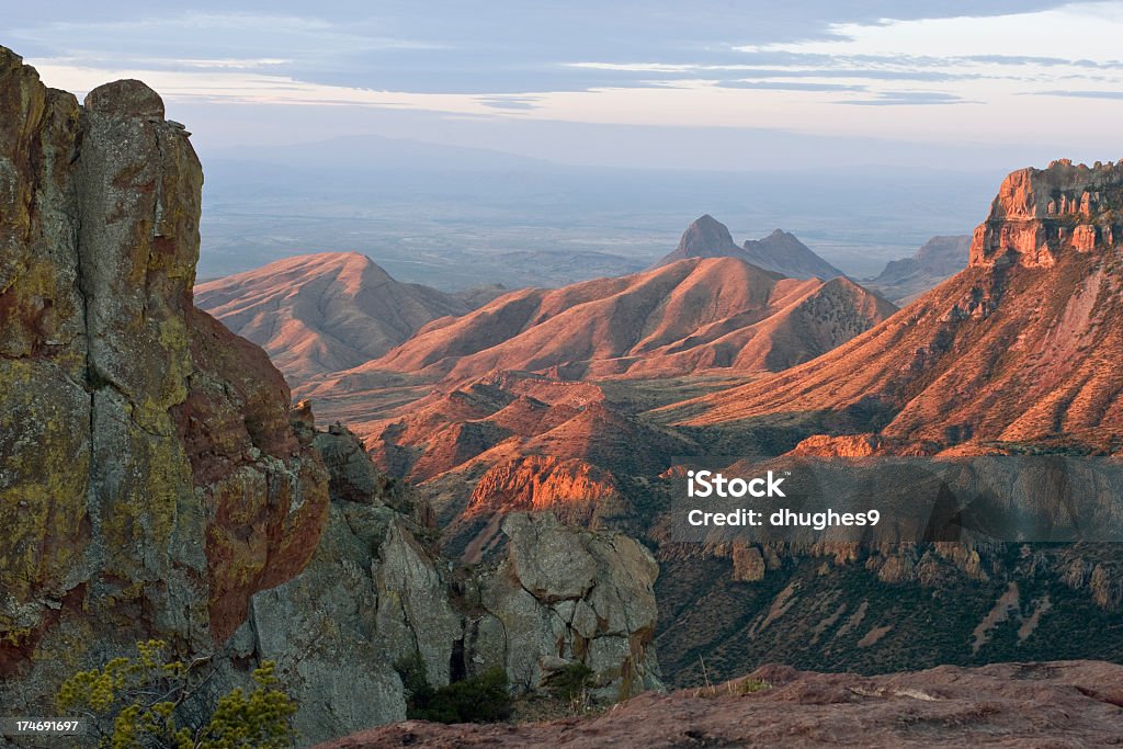 Noreste de borde montañas Chisos en parque nacional Big Bend - Foto de stock de Texas libre de derechos