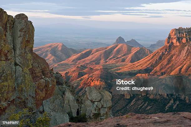 Noreste De Borde Montañas Chisos En Parque Nacional Big Bend Foto de stock y más banco de imágenes de Texas