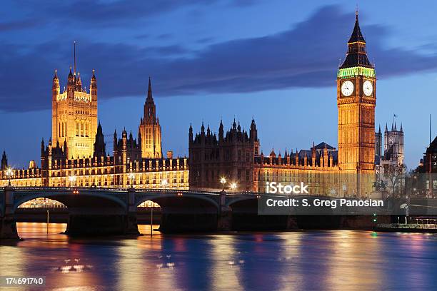 Londres En La Noche Foto de stock y más banco de imágenes de Noche - Noche, Aire libre, Arquitectura