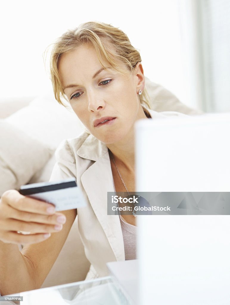 Di mezza età donna lo shopping online con carta di credito - Foto stock royalty-free di 30-34 anni