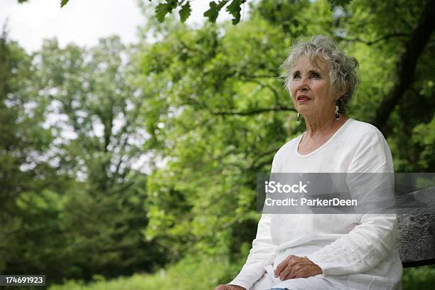아름다운 정원에서 여자 노인 Nature 걱정됨 조회 개념에 대한 스톡 사진 및 기타 이미지 - 개념, 걱정하는, 건강한 생활방식