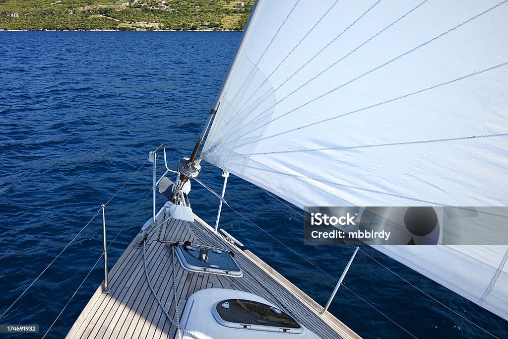 Navegación en el viento con barco de vela - Foto de stock de Actividad libre de derechos