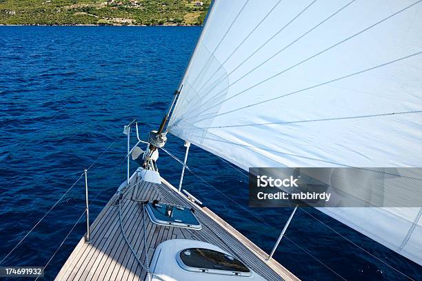 Navegación En El Viento Con Barco De Vela Foto de stock y más banco de imágenes de Actividad - Actividad, Aire libre, Aventura