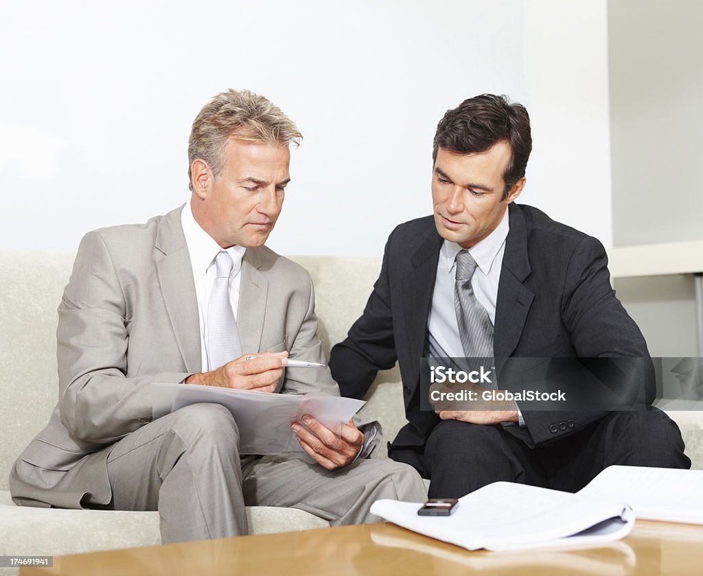 Business-Kollegen diskutieren im Büro - Lizenzfrei 40-44 Jahre Stock-Foto