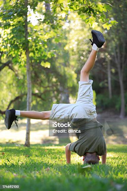 Diez Años Viejo Niño Pide Una Posición Del Pino Foto de stock y más banco de imágenes de 10-11 años - 10-11 años, Adolescencia, Al revés - Posición descriptiva