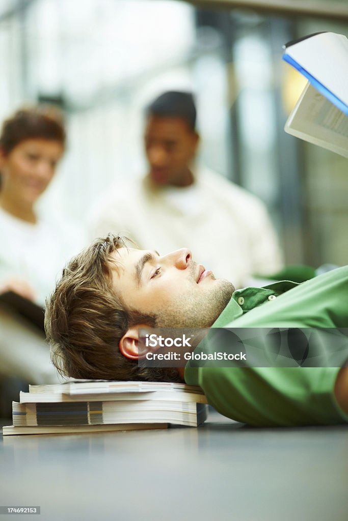 Männliche Studenten liegen auf dem Boden und liest ein Buch - Lizenzfrei 20-24 Jahre Stock-Foto