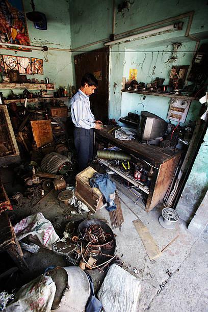 indian trabalhadores: eletricista - developing countries small business india owner - fotografias e filmes do acervo