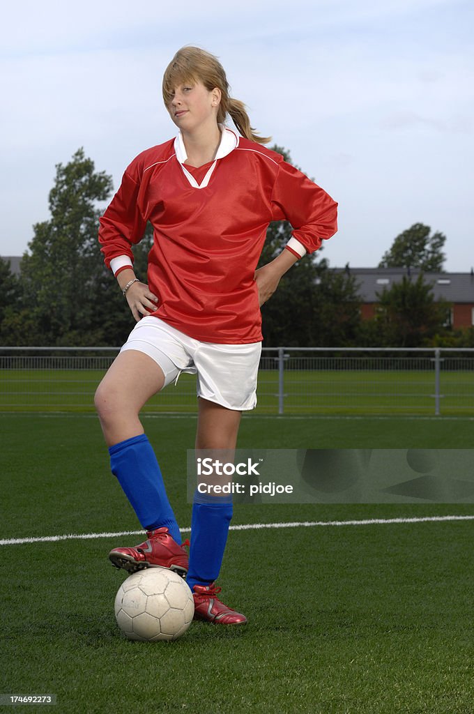 Gioco di calcio ragazza con piedi sulla gym ball - Foto stock royalty-free di Adolescente