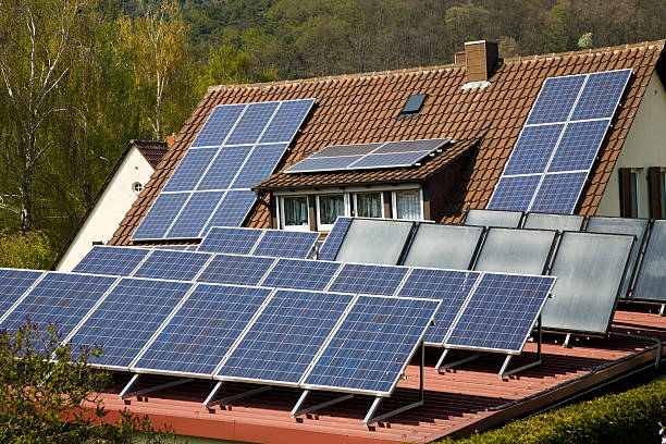 casa con paneles solares - eos5d fotografías e imágenes de stock