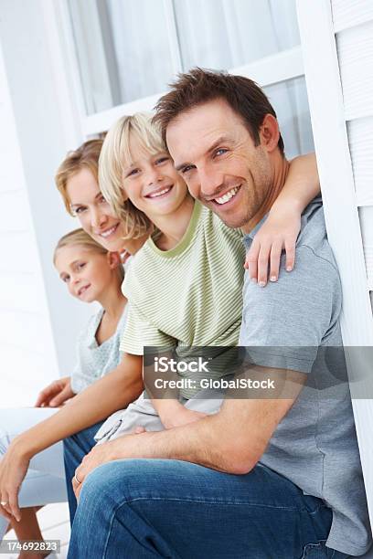 Glückliche Eltern Mit Ihren Kindern Sitzen Stockfoto und mehr Bilder von 20-24 Jahre - 20-24 Jahre, 6-7 Jahre, Beide Elternteile