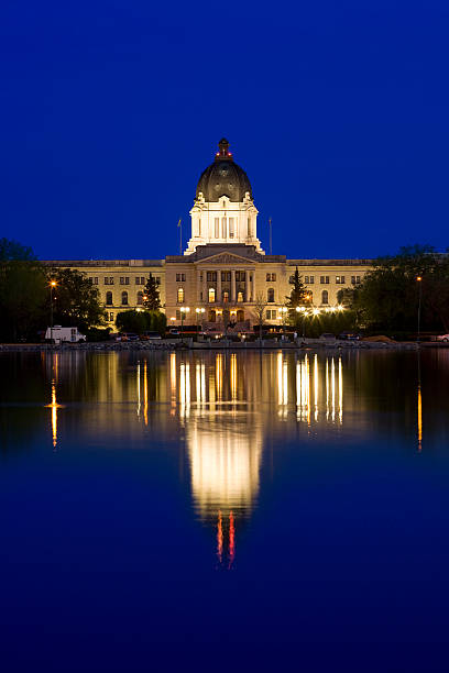 レジーナ、サスカチュワン州、カナダ） - saskatchewan regina parliament building wascana lake ストックフォトと画像