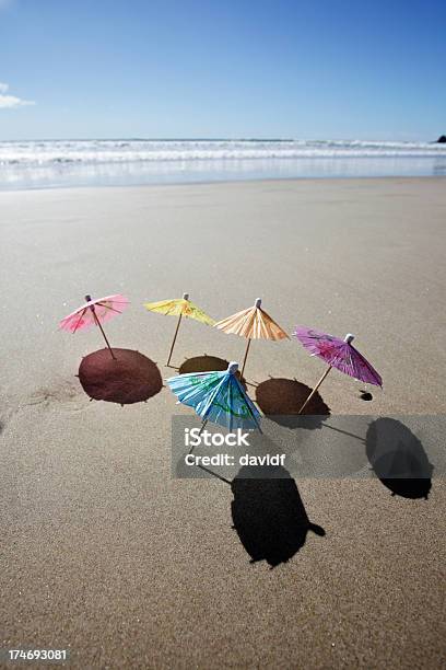 Sombrilla De Playa Foto de stock y más banco de imágenes de Destinos turísticos - Destinos turísticos, Fotografía - Imágenes, Luz del sol