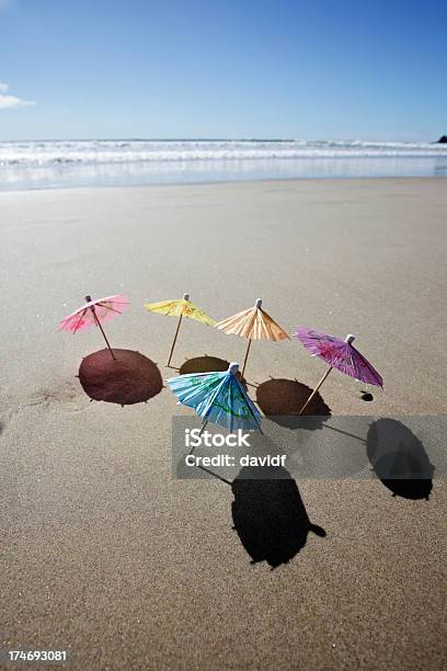 Зонт Пляжа — стоковые фотографии и другие картинки Без людей - Без людей, Вертикальный, Зонт
