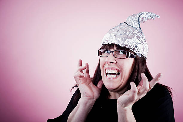 mulher folha de estanho - tin foil hat imagens e fotografias de stock