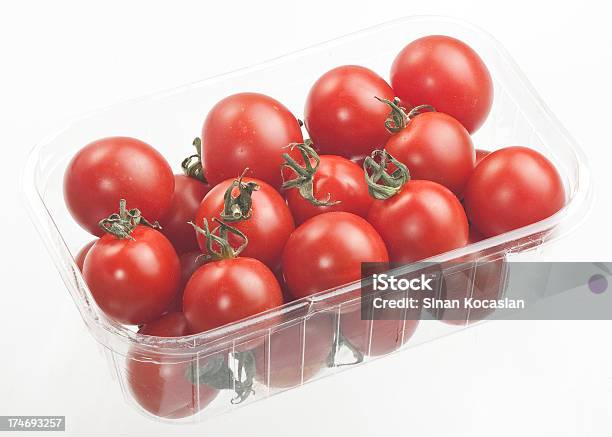 Foto de Tomates Cereja e mais fotos de stock de Alimentação Saudável - Alimentação Saudável, Branco, Caixa - Recipiente