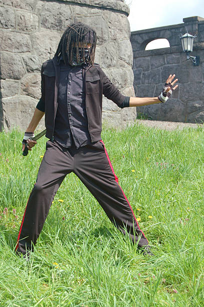 ninja con espada oculto - 20s standing one man only sword fotografías e imágenes de stock