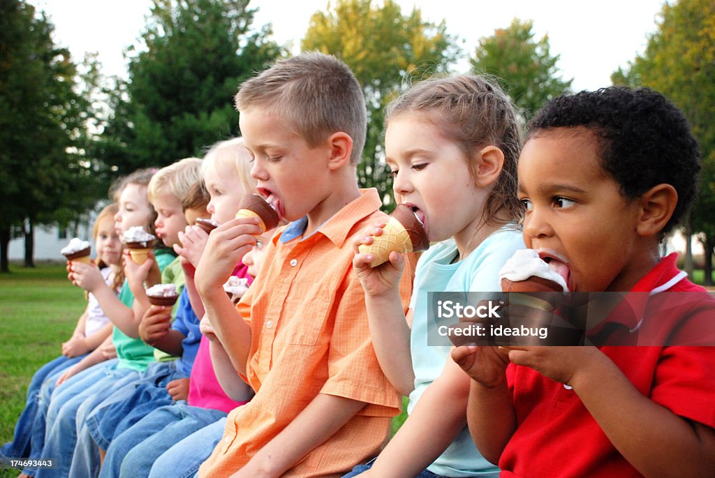 Gruppe von Kinder essen Eistüten außerhalb - Lizenzfrei Speiseeis Stock-Foto