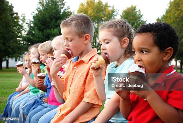 Gruppe Von Kinder Essen Eistüten Außerhalb Stockfoto und mehr Bilder von Speiseeis - Speiseeis, Kind, Essen - Mund benutzen