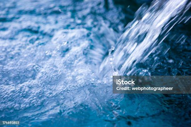 Foto de Água Caindo e mais fotos de stock de Água - Água, Cascata, Primeiro plano