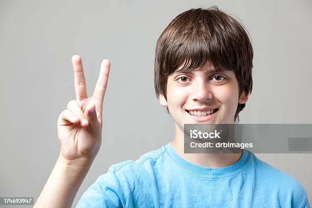 남자아이 고정함 두 손가락으로 위로 12-13세에 대한 스톡 사진 및 기타 이미지 - 12-13세, 14-15 살, 2