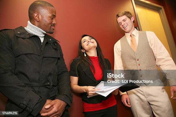 Kollegen Lachen Im Bürokorridor Stockfoto und mehr Bilder von Afrikanischer Abstammung - Afrikanischer Abstammung, Afro-amerikanischer Herkunft, Arbeiten