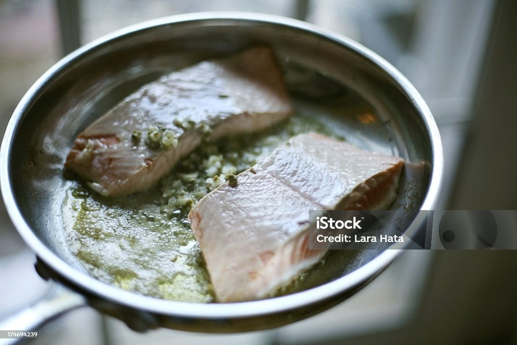 Lachs-Filets sizzling in-Kapern-butter - Lizenzfrei Kochgeschirr Stock-Foto