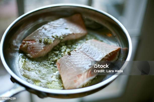 Lachsfilets Sizzling Inkapernbutter Stockfoto und mehr Bilder von Kochgeschirr - Kochgeschirr, Lachs - Meeresfrüchte, Scharf anbraten