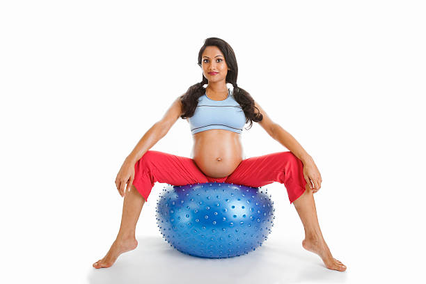 esercizio fisico - human pregnancy prenatal care relaxation exercise ball foto e immagini stock