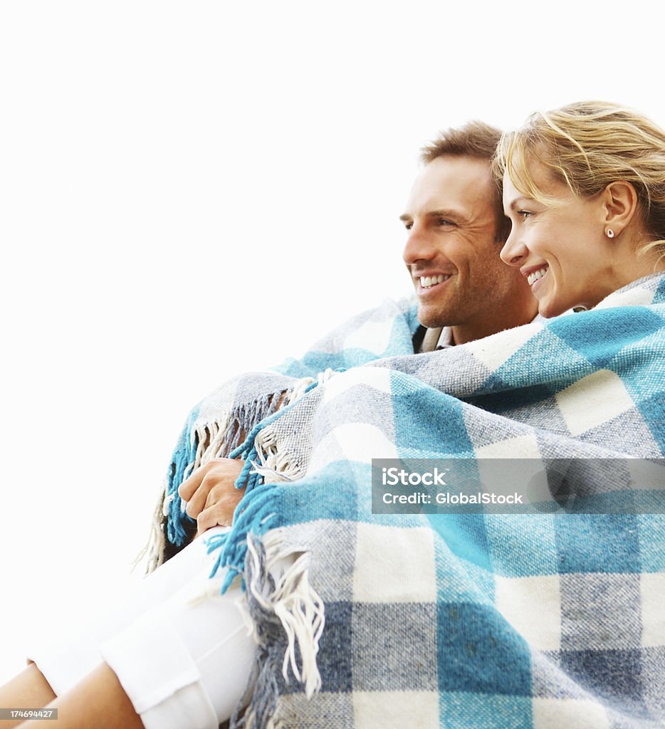 Jovem casal sentado juntos correndo com um xale e sorrindo - Foto de stock de 20 Anos royalty-free