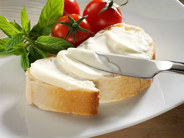 eis-käse auf brot - cream cheese stock-fotos und bilder