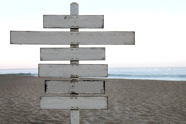 cartello vuoto in spiaggia. xxxl - sign beach wood beach sign foto e immagini stock