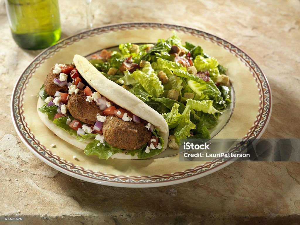 Wrap de Falafel com salada Ceaser - Foto de stock de Sanduíche Embrulhado royalty-free
