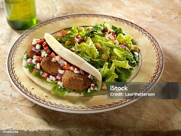 Foto de Wrap De Falafel Com Salada Ceaser e mais fotos de stock de Sanduíche Embrulhado - Sanduíche Embrulhado, Falafel, Foto de estúdio