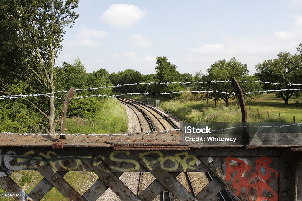 原油有刺鉄線ラスティセキュリティの郊外鉄道橋 - カラー画像のロイヤリティフリーストックフォト