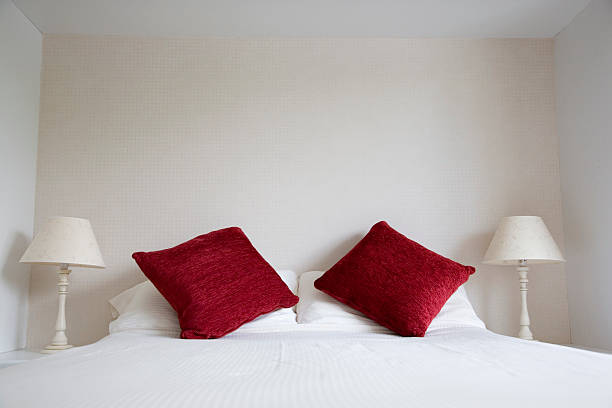 schlafzimmer mit roten kissen - red bed stock-fotos und bilder