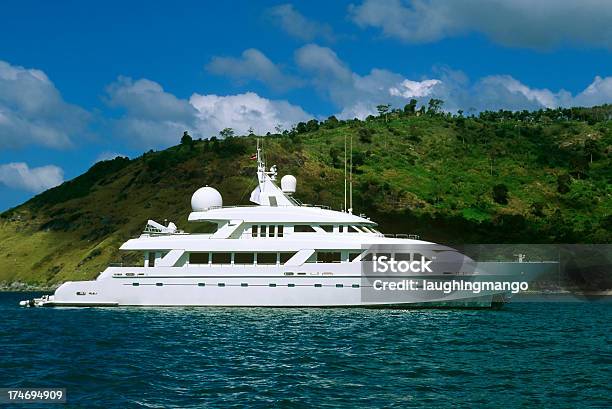 Photo libre de droit de Motor Yacht De Luxe Et En Bateau Richesse De Lîle De Phuket En Thaïlande banque d'images et plus d'images libres de droit de Vue latérale