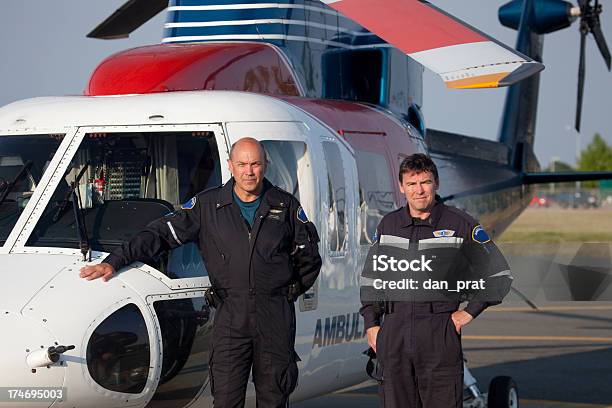 Paramedics Ambulancia Aérea Foto de stock y más banco de imágenes de Ambulancia Aérea - Ambulancia Aérea, Médico a bordo del avión, Adulto