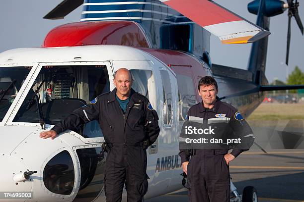 Ambulância Aérea Paramédicos - Fotografias de stock e mais imagens de Ambulância Aérea - Ambulância Aérea, Médico-Volante, Adulto