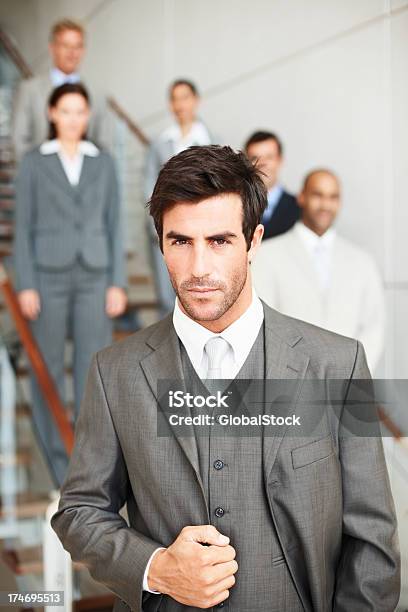 Nahaufnahme Der Geschäftsmann Mit Seinen Kollegen Stehen Hinter Stockfoto und mehr Bilder von Arbeitskollege