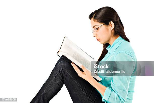 젊은 여자 책을 읽는 20-29세에 대한 스톡 사진 및 기타 이미지 - 20-29세, 갈색 머리, 개념