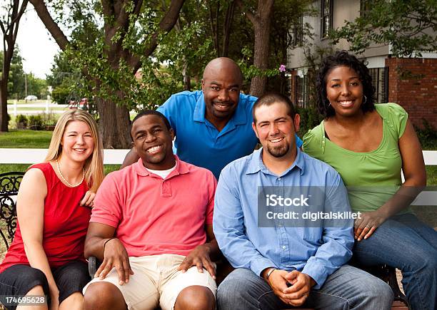 Foto de Grande Grupo De Amigos e mais fotos de stock de Adulto - Adulto, Afro-americano, Amizade