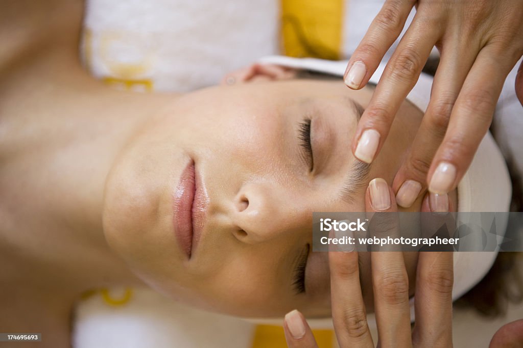 Massagem de Cabeça - Foto de stock de Adulto royalty-free