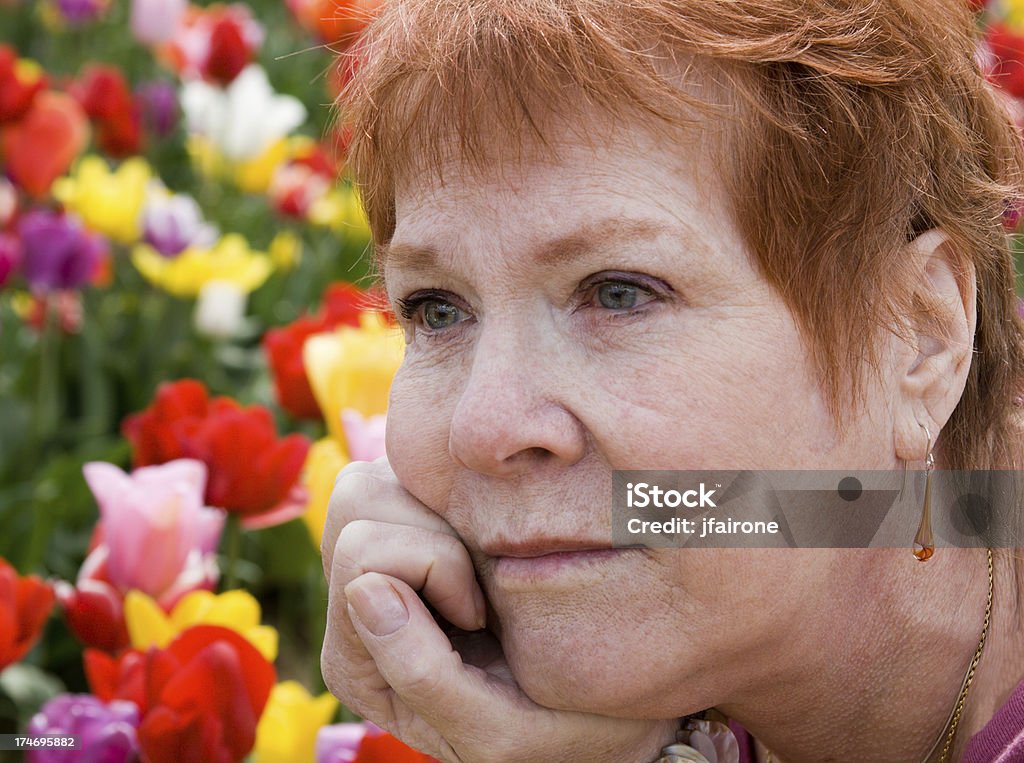Triste senior em campo de Flores - Royalty-free 55-59 anos Foto de stock