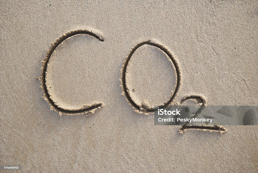 CO2 диоксид углерода сообщение в песок - Стоковые фото Без людей роялти-фри