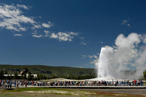 Geyser Old Faithful - Photo