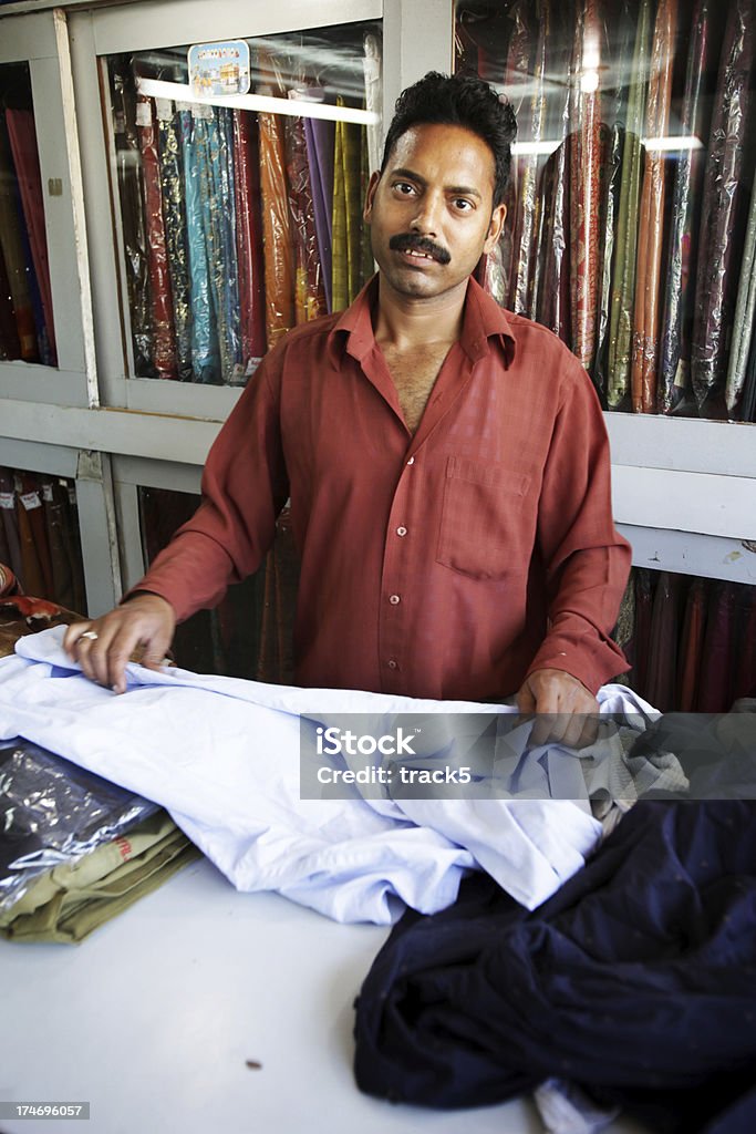 Indian travailleurs: De nettoyage à sec - Photo de 35-39 ans libre de droits